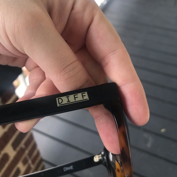 DIFF Eyewear Dime Sunglasses GUC with case! - Picture 4 of 7